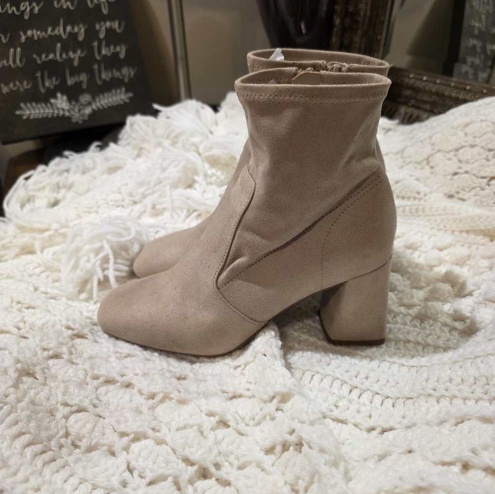 Kelly & Katie Porcini (Lt. Tan/Taupe) High Ankle Heeled Boots.  Sz 6M